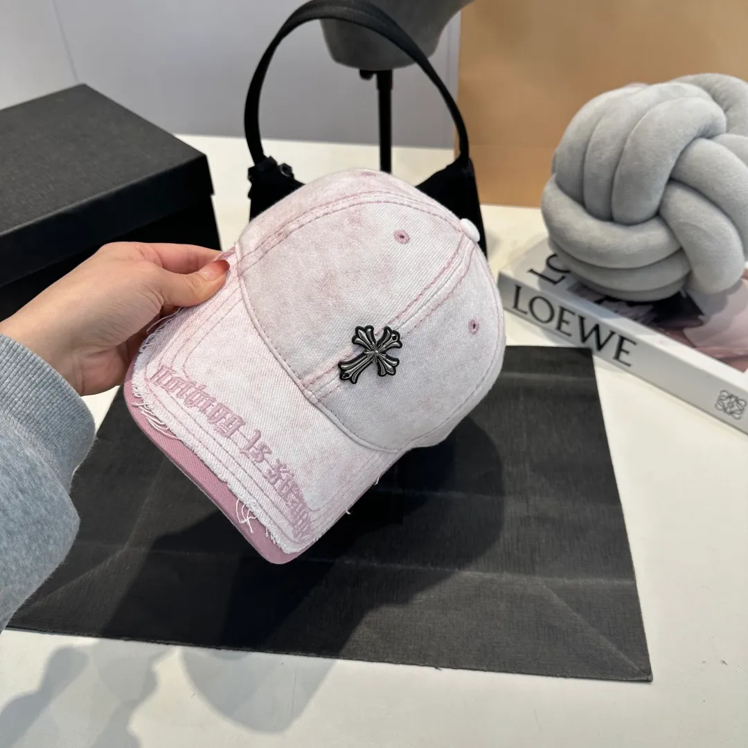 P60 Crow Heart 🆕🆕New baseball cap, stylish and classic cross logo, casual with a cool feeling, unisex style, same style for men and women! Very easy to match! Head circumference: 56-58cm is available